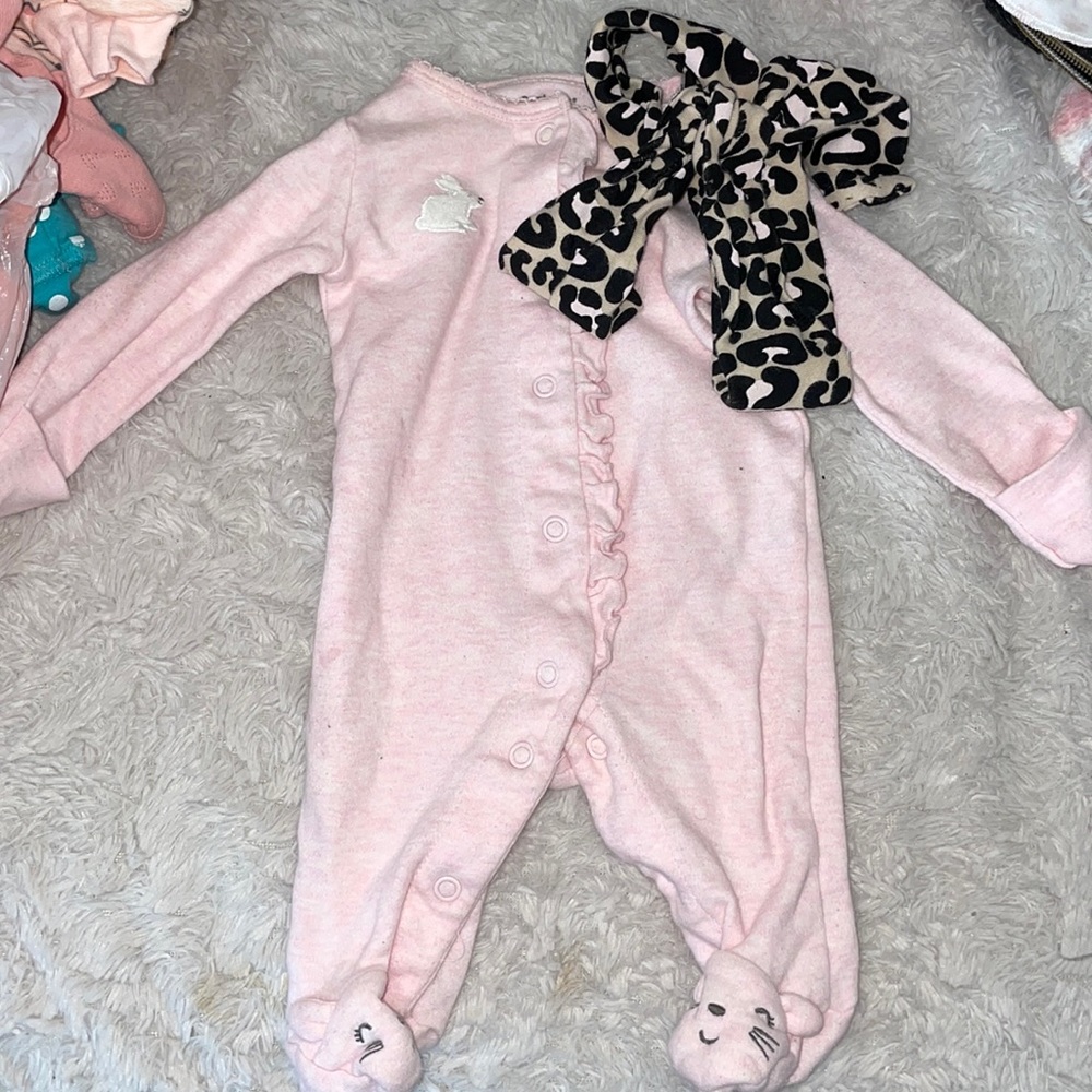 Cute pink babygirl onesie with cheetah print bow😍